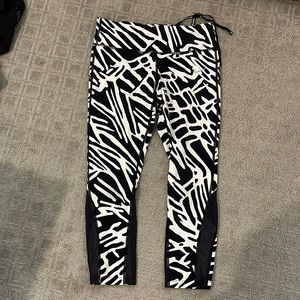 Black and white Nike leggings